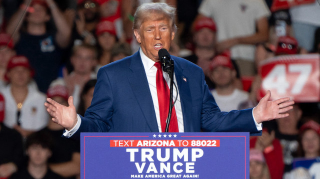 Le 47e président républicain Donald Trump s'exprime lors d'un meeting de campagne au Mullet Arena à Tempe, en Arizona, le 24 octobre 2024. Donald Trump a remporté l'État de l'Arizona lors de l'élection présidentielle américaine de cette semaine, selon les projections des chaînes de télévision américaines du 9 novembre 2024, complétant ainsi le balayage par le républicain des sept États clés.