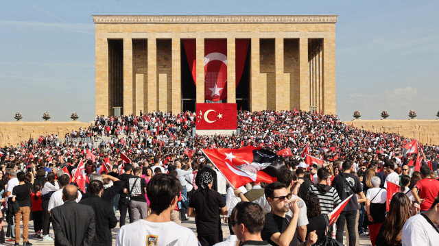 L'équipe de démonstration de voltige Soloturk de l'armée de l'air turque se produit à bord d'un avion F-16 au-dessus d'Anitkabir, le mausolée du fondateur de la République turque Mustafa Kemal Atatürk, lors des célébrations du 100e anniversaire de la République de Turquie à Ankara, le 29 octobre 2023. 