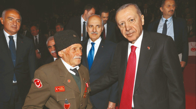 Cumhurbaşkanı Erdoğan, Atatürk Kültür, Dil ve Tarih Yüksek Kurumunda Atatürk'ü anma
törenine katıldı. Erdoğan, burada Kore gazisi Pirağa Uzun ile sohbet etti.