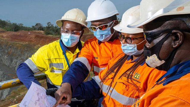 Trois dirigeants de Resolute Mining Ltd, société minière australienne, ont été arrêtés le 8 novembre 2024 au Mali pour falsification et dégradation de biens publics.