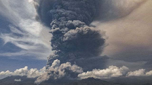 L'éruption du Mont Lewotobi Laki Laki vue depuis l'aire de repos d'Eputobi à Flores Est, Nusa Tenggara Est, le 10 novembre 2024.