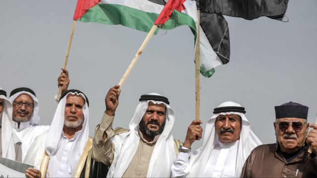 Des bédouins palestiniens protestent contre les démolitions menées par les forces israéliennes dans le village d'al-Araqib, le 11 juin 2022 à Gaza.