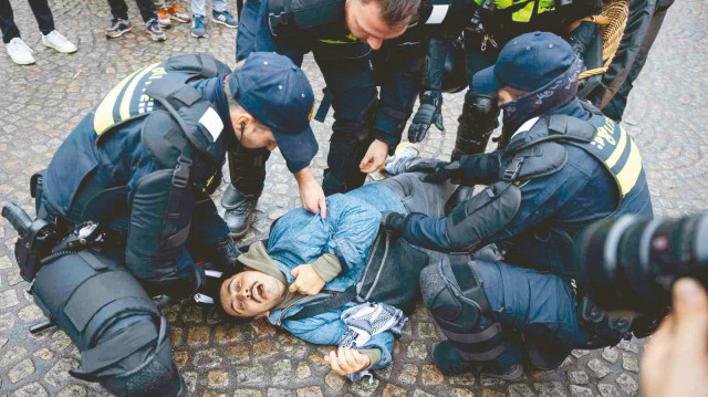 Hollanda’nın başkenti Amsterdam’da Filistin’e destek gösterisine sert müdahalede bulunan polis, 100’den fazla kişiyi gözaltına aldı. Polisin göstericilere uyguladığı şiddetle pek çok kişi yerlerde sürüklendi, yaralandı ya da baygınlık geçirdi.
