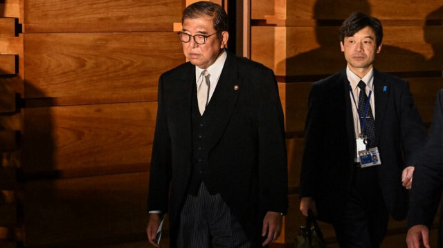 Le Premier ministre japonais Shigeru Ishiba (G) quitte la résidence officielle du Premier ministre pour assister à une cérémonie avec l'empereur au Palais impérial de Tokyo, le 11 novembre 2024.