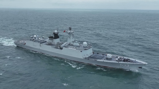 Un navire chinois naviguant en mer lors de l'exercice militaire "Joint Sword-2024A".