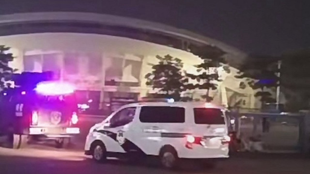 Des véhicules d'urgence arrivant après qu'un conducteur a foncé dans une foule de personnes faisant de l'exercice dans un centre sportif à Zhuhai, dans la province de Guangdong, dans le sud de la Chine, le 11 novembre 2024.