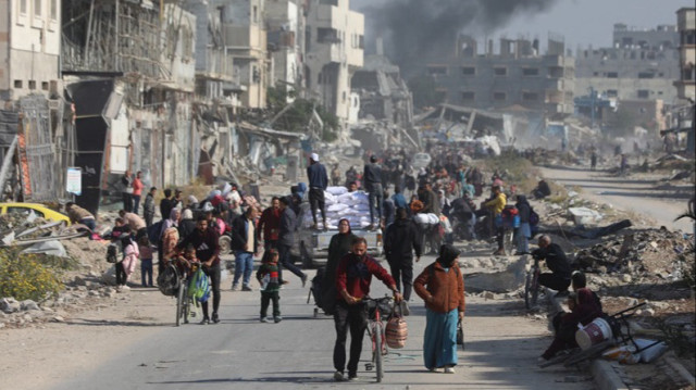 Des centaines de familles palestiniennes déplacées, forcées de fuir les abris et les camps de Beit Hanoun au nord de Gaza, suite aux récentes attaques israéliennes, le 12 novembre 2024.