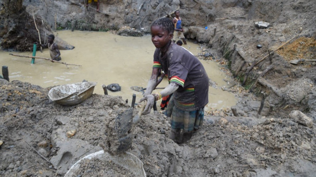 Un enfant orpailleur cherche de l'or dans une mine traditionnelle à Gam, en Centrafrique, le 5 mai 2014, où l'exploitation de l'or constitue l'activité économique principale de la région.