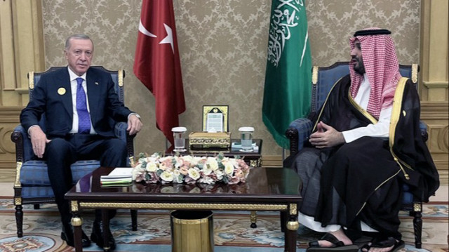 Le Président turc, Recep Tayyip Erdogan (G) rencontre le prince héritier d'Arabie saoudite, Mohammed ben Salman (D), à Riyad en Arabie saoudite, le 11 novembre 2024.