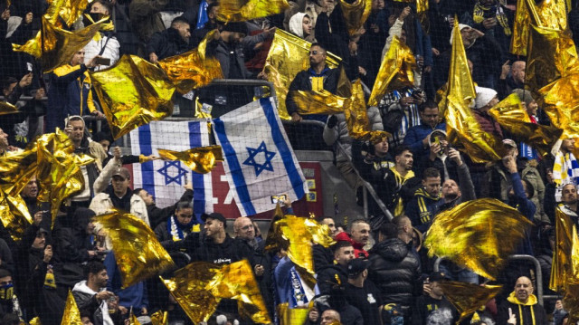 Des supporters du Maccabi lors du match de football de l'UEFA Europa League, entre l'Ajax Amsterdam et le Maccabi Tel Aviv au stade Johan-Cruijff, à Amsterdam, le 7 novembre 2024. 