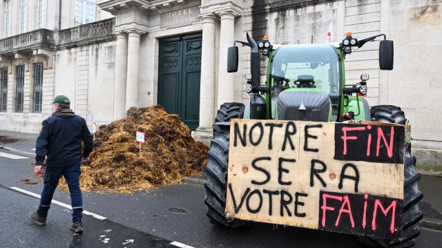 Un agriculteur près d'un tracteur lors d'une manifestation organisée par la FDSEA 51 (Fédération départementale des syndicats d'exploitants agricoles) et "Jeunes Agriculteurs pour la Marne" contre la "complexité administrative" après avoir déversé du fumier devant le bâtiment de la préfecture à Chalons-en-Champagne, dans le nord-est de la France, le 18 octobre 2024.