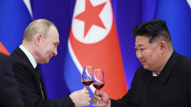 Le président russe Vladimir Poutine et le dirigeant nord-coréen Kim Jong Un portent un toast lors d'une réception à la maison de réception Mongnangwan à Pyongyang, le 19 juin 2024.