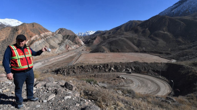 Bakytbek Asankulov, employé du ministère kirghize des situations d'urgence chargé de la sécurité radioactive, près de la nouvelle décharge de résidus "Dalneye" dans le cadre des travaux d'élimination des déchets nucléaires radioactifs de l'ère soviétique dans la ville de Min-Kush, à quelque 300 km de Bichkek, le 18 octobre 2024.