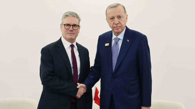 Türkiye's President Recep Tayyip Erdogan (R) and UK Prime Minister Keir Starmer (L)