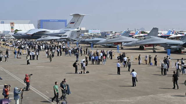 Des visiteurs entourent des avions participant à la 15e Exposition internationale de l'aviation et de l'aérospatiale de Chine à Zhuhai, dans la province de Guangdong, dans le sud de la Chine, le 12 novembre 2024.