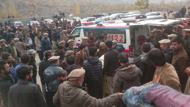 Des personnes en deuil portent le corps d'une personne décédée dans un accident de bus lors d'un mariage à Gilgit, le 13 novembre 2024.