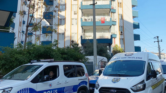 Polisin evdeki incelemeleri sürüyor.