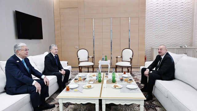 La réunion trilatérale entre les présidents azerbaïdjanais Ilham Aliyev, kazakh Kassym-Jomart Tokaïev et ouzbek Shavkat Mirziyoyev.