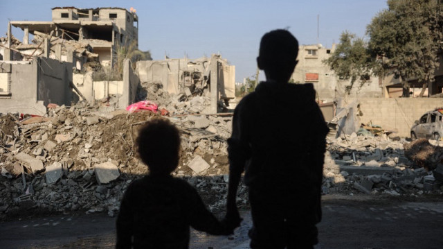 Des enfants Palestiniens observent les dégâts causés par les frappes israéliennes à Nuseirat, dans le centre de la bande de Gaza, le 7 novembre 2024.