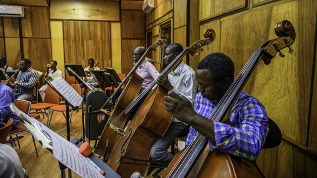 Des contrebassistes jouent de leurs instruments lors d'une répétition à l'école symphonique Kimbanguiste à Kinshasa le 16 octobre 2024. 