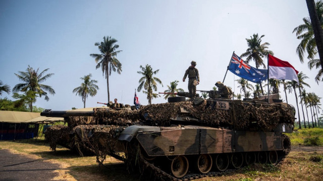 Les marines indonésiens et les forces de défense australiennes (ADF) participent à un exercice militaire conjoint, appelé Keris Woomera, sur la plage de Banongan à Situbondo, le 13 novembre 2024.