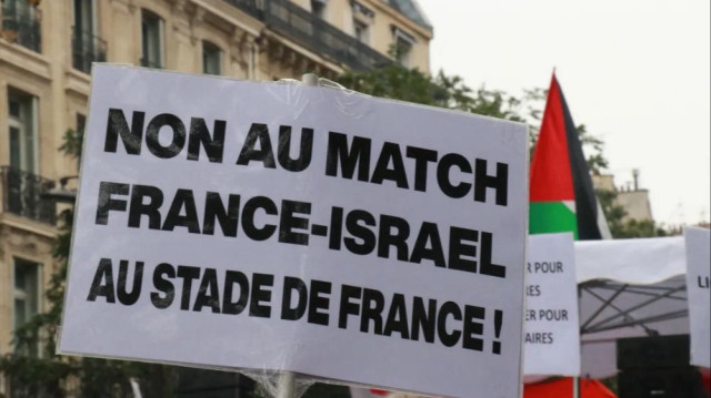 La présidente d'EuroPalestine a critiqué les joueurs de l'équipe israélienne, affirmant que "beaucoup d'entre eux sont des réservistes de l'armée" et que "certains, lorsqu'ils ne sont pas en tenue sportive, se montrent dans des vidéos et photos en tenue militaire". 
