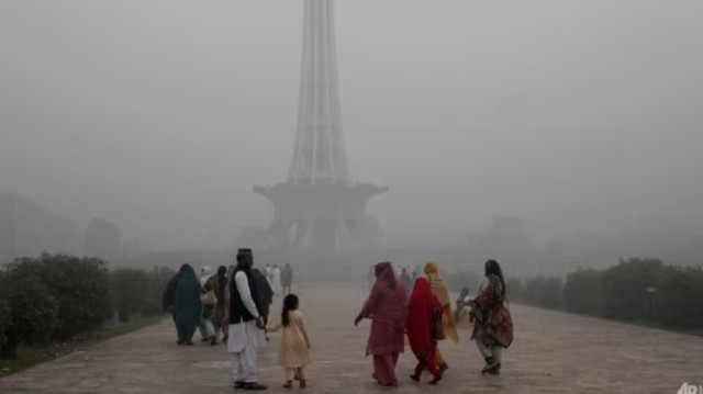 بیان میں کہا کہ ’ہوا کے آلودہ ذرات میں  سانس لینے سے بچوں کے پھیپھڑوں اور دماغ پر انتہائی منفی اثر پڑ سکتا ہے۔’ 
