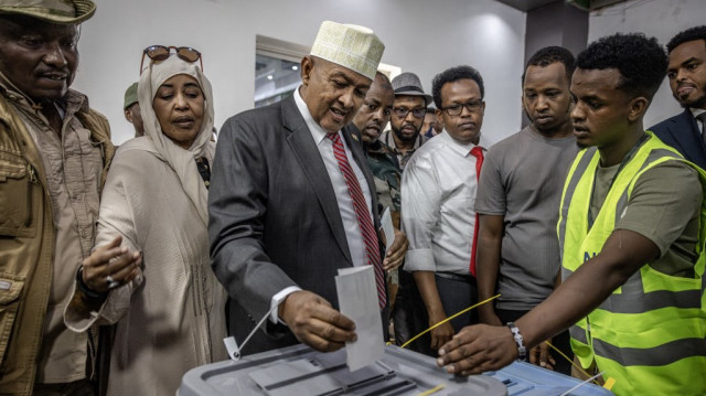 Le candidat à la présidence du parti Wadani, Abdirahman Mohamed Abdullahi, également connu sous le nom d'Irro, (C) vote dans un bureau de vote lors de l'élection présidentielle du Somaliland à Hargeisa, le 13 novembre 2024.