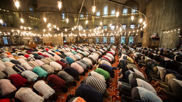 Namaz kılarken sure veya duayı yanlış okumak namazı bozar mı?