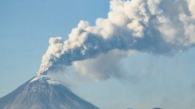 Le mont Lewotobi Laki Laki crache des cendres et de la fumée lors d'une éruption, vue depuis le village de Lewolaga à Titihena, Nusa Tenggara Est, le 13 novembre 2024.