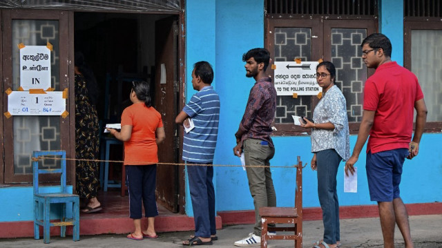 Des personnes font la queue dans un bureau de vote avant de déposer leur bulletin de vote pour les élections législatives au Sri Lanka, à Colombo, le 14 novembre 2024.