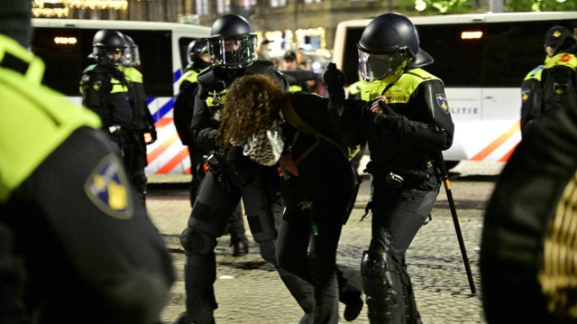 Des policiers arrêtent un manifestant lors d'un rassemblement pro-palestinien sur la place du Dam, à Amsterdam, le 13 novembre 2024.