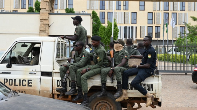 Le journaliste nigéro-ivoirien Serge Mathurin Adou a été inculpé au Niger pour "atteinte à la sûreté de l'État" dans une affaire de déstabilisation présumée au Burkina Faso, selon le consulat ivoirien à Niamey.