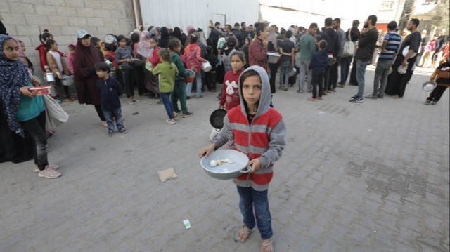 Les Palestiniens souffrent de la faim en raison de l'embargo imposé à la région. De la nourriture a été distribuée par des organisations caritatives à ceux qui ont trouvé refuge dans le camp de réfugiés de Nuseirat, dans la Bande de Gaza, le 14 novembre 2024.