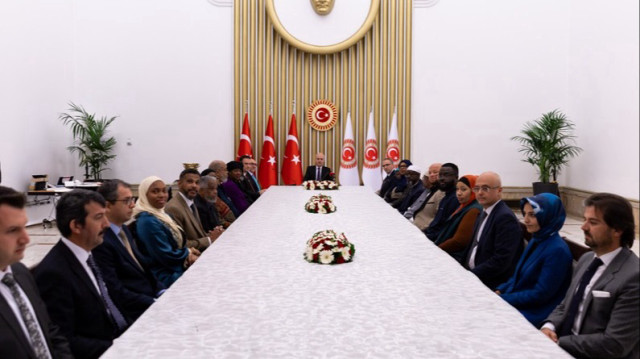 Le président de la Grande Assemblée nationale de Turquie (TBMM) Numan Kurtulmuş a reçu les leaders d'opinion musulmans américains au Parlement à Ankara en Turkiye, le 14 novembre 2024.