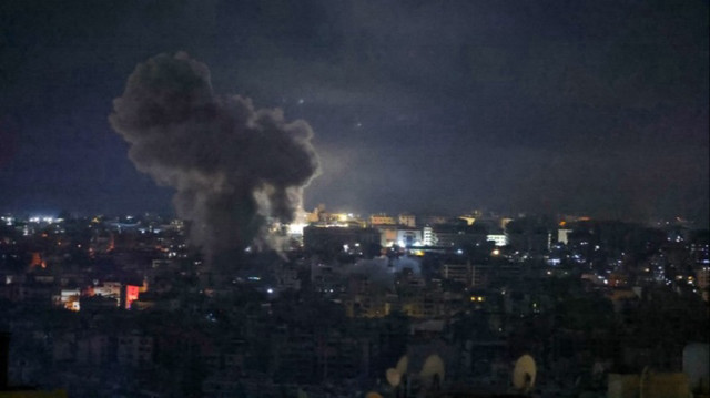 De la fumée s'élève du site d'une frappe aérienne israélienne visant un quartier du sud de Beyrouth.