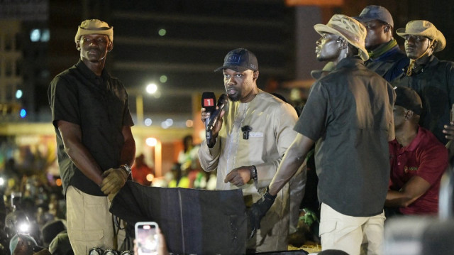 Le Premier ministre sénégalais et chef du parti Pastef, Ousmane Sonko (C), prononce un discours entouré de membres de la sécurité alors qu'il participe à une caravane dans le cadre d'une campagne électorale pour des élections anticipées à la suite de la dissolution de l'Assemblée nationale, à Dakar, le 12 novembre 2024.