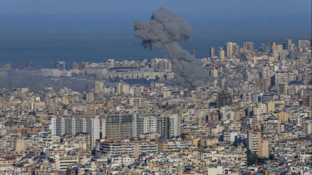 De la fumée s'élève du site d'une frappe aérienne israélienne dans un quartier de la banlieue sud de Beyrouth au Liban, le 15 novembre 2024.