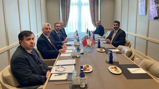 Le ministre de l'industrie et de la technologie Mehmet Fatih Kacır (3e à gauche) et le ministre du commerce Ömer Bolat (2e à gauche) ont rencontré le ministre qatari du commerce et de l'industrie Sheikh Faisal Bin Sani Al Thani (D), à Ankara en Turkiye, le 15 novembre 2024.