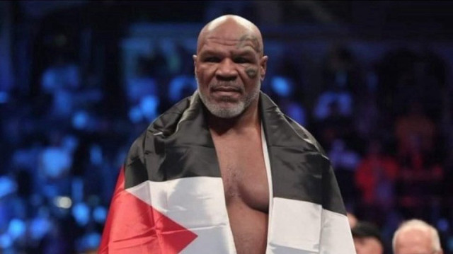 La légende américaine de la boxe Mike Tyson, avec le drapeau de la Palestine.