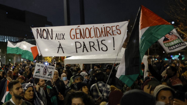 Des manifestants brandissent des drapeaux palestiniens et une banderole lors d'un rassemblement contre la tenue du match de football du groupe A2 de la Ligue des nations de l'UEFA entre la France et Israël avant le début de la rencontre, à Aubervilliers, dans la banlieue nord de Paris, le 14 novembre 2024.