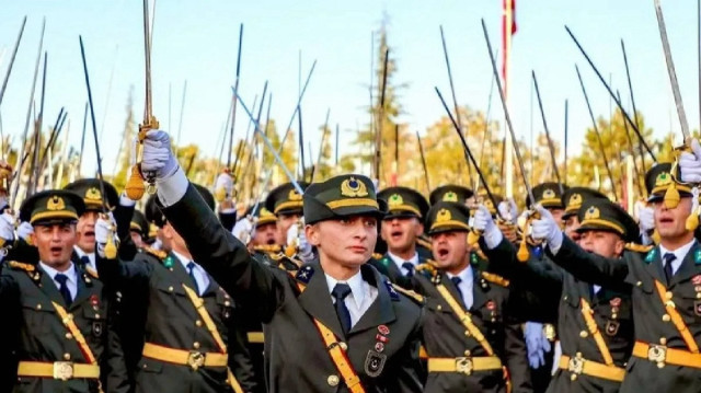 Bazı teğmenlerin kılıç çekip korsan Subaylık Yemini’ndeki 'karşılarında bizi bulacak', 'kılıçlarımız keskin ve hazır olacak' şeklindeki sözleri 'askeri cunta bildirilerini' çağrıştırdı.