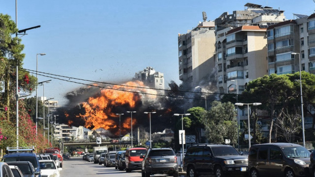 Une boule de feu éclate lorsqu'une frappe israélienne touche un bâtiment dans le quartier sud de Ghobeiry à Beyrouth, le 15 novembre 2024.