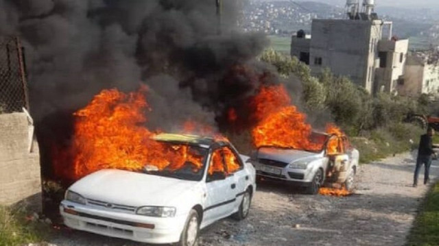 مستوطنون يحرقون 3 مركبات فلسطينية ويهاجمون منازل شرق نابلس