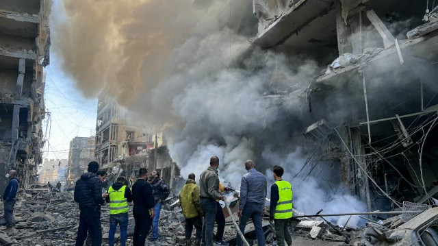 Des pompiers éteignent un incendie sur le site d'une frappe aérienne israélienne dans le quartier de Ghobeiry, dans la banlieue sud de Beyrouth, le 15 novembre 2024.