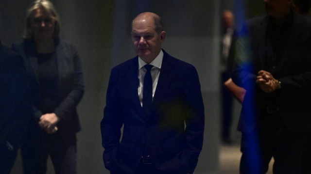 Le chancelier allemand Olaf Scholz attend l'arrivée du président roumain à la Chancellerie à Berlin le 15 novembre 2024.