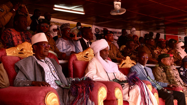 Le Premier ministre malien Choguel Kokalla Maïga (G), le Premier ministre nigérien Mahamat Lamine Zeine (C) et le Premier ministre burkinabé Apollinaire Joachim Kyélem de Tambèla (D) assistent à la finale de la compétition nationale de lutte traditionnelle au sabre à Agadez, au Niger, le 31 décembre 2023. La compétition nationale de sabre, qui en est à sa 44e édition, se déroule cette fois-ci sous le signe de la "sauvegarde de la patrie".