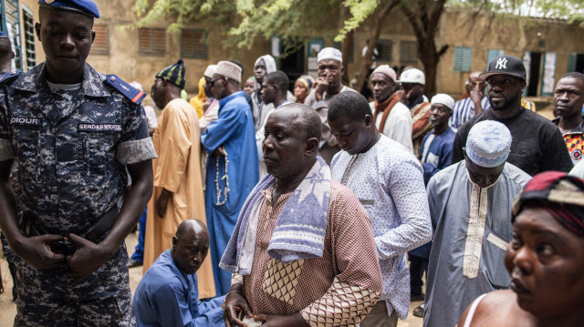 Des électeurs font la queue devant un bureau de vote dans le village de pêcheurs de Ndayane, le 17 novembre 2024, lors des élections législatives au Sénégal. Les nouveaux dirigeants du pays souhaitent obtenir une majorité claire pour mener à bien leur ambitieux programme de réformes.