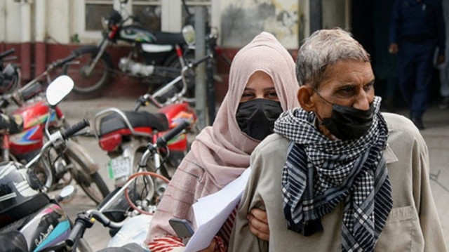 سموگ کی وجہ سے شہریوں کی آنکھوں میں جلن، گلے میں خراش اور سانس لینے میں دشواری کی شکایات سامنے آرہی ہیں۔ 