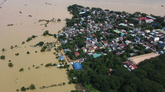 Une vue aérienne montre des maisons submergées dans un village d'Ilagan, dans la province d'Isabela, le 18 novembre 2024, en raison des fortes pluies continues provoquées par le super typhon Man-yi.